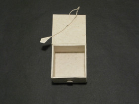 Kannellinen rasia, valkoinen