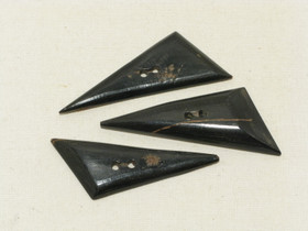 Puhvelinsarvinappi, terävä kolmio