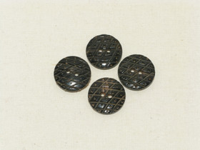 Puhvelinsarvinappi, 'salmiakki ja piste' -kuvio