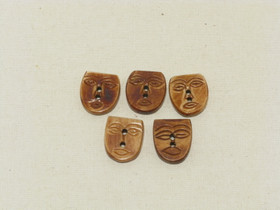 Puhvelinluunappi, naamio, hennavärjätty