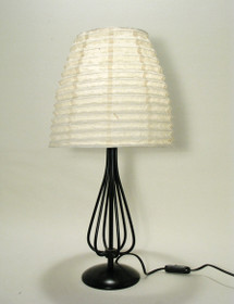 Pöytävalaisin, puoli-ovaali varjostin mustalla jalalla