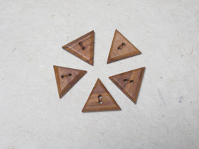 Puunappi 'kolmikulmainen'