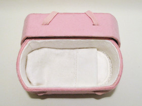 C01 perhonen, valkea, huopa ovaali vauva-arkku L, RRS Design