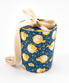 C01/673 kartiouurna, sininen, kuu ja pupujussi, vauva