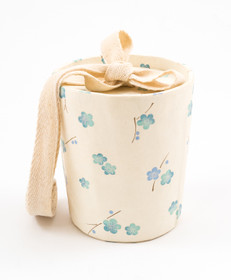 C01/732 kartiouurna, vaaleansiniset kukat, vauva