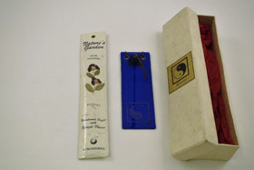 Lasinen suitsuketeline ja suitsukkeet Jin & Jang