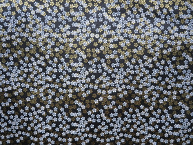 50 x 75 cm musta valko-kulta-pikkukukkapainatus