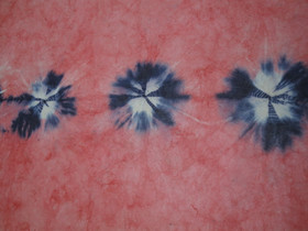 50 x 70 cm batik-värjätty lokta-paperi punainen, kalanteroitu