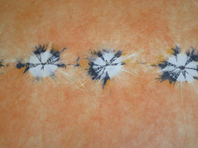 50 x 70 cm batik-värjätty lokta-paperi oranssi, kalanteroitu