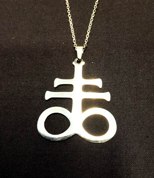 Leviathan cross (hopean värinen riipus)