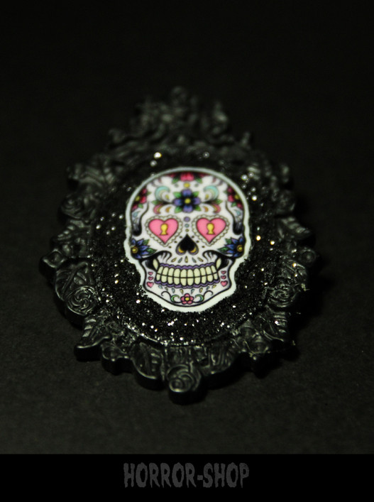 Sugarskull brooch, black, heart eyes (1)