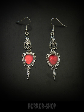 Blood of the Vampire, korvikset