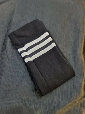 Mustat ohuet polvisukat valkoisilla raidoilla