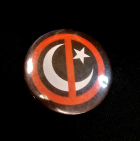 Kuu kielletty -pinssi