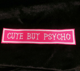 Cute but psycho - pinkki (kangasmerkki)