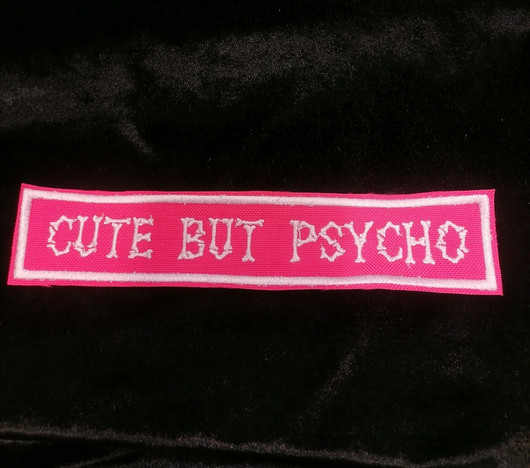 Cute but psycho - pinkki (kangasmerkki)