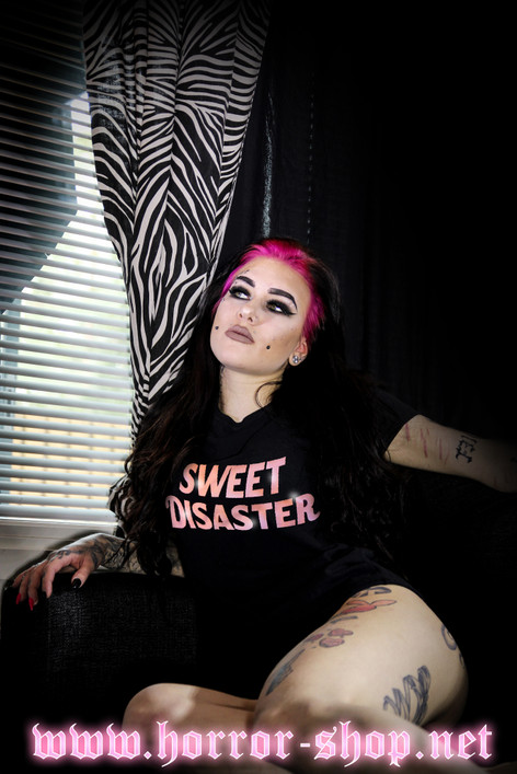 Sweet Disaster paita pinkillä metallipainatuksella, T-paita