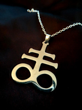 Leviathan cross (hopean värinen riipus)