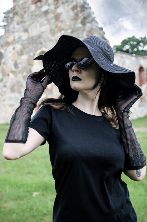 Black straw sun hat