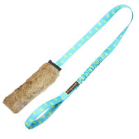 Tug-E-Nuff Rabbit Skin Squeaky Bungee Chaser kaninkarvalla ja vingulla