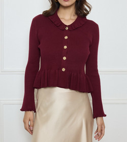 Neulottu jakku napeilla