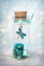 Muutoksen Sudenkorento lasipullossa	