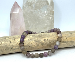 Huurrettu Lila Jade Kivirannekoru 17 cm	