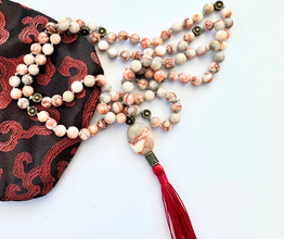 Mala Marmori Japis, silkkisessä säilytyspussissa