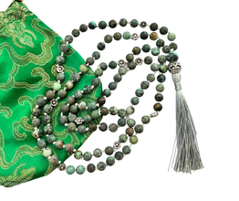 Mala Afrikan turkoosi Jaspis, silkkisessä säilytyspussissa