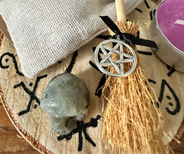 Energian puhdistussetti Labradoriitti kivipääkallolla