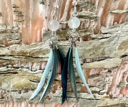 Sulkakorvakoru fluoriitti kivihelmellä	