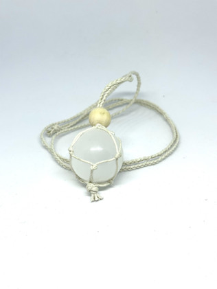 Seleniittipallo  puuvillanyörissä