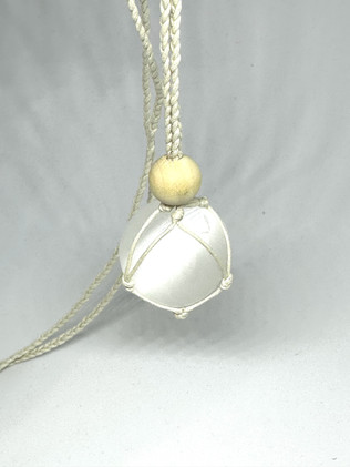 Seleniittipallo  puuvillanyörissä