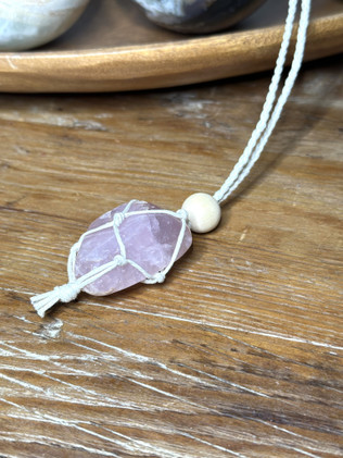 Ruusukvartsi puuvillanyörissä