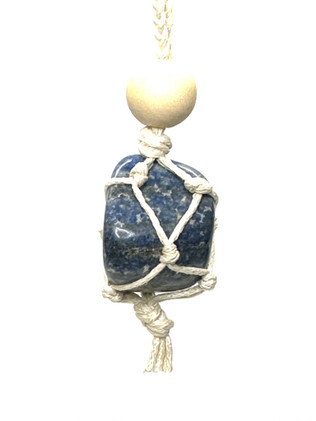 Sodaliitti puuvillanyörissä	