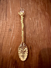 Lusikka kultaisen värinen	