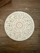 Heilurin alusta kalenteri, pyöreä vaaleapuinen