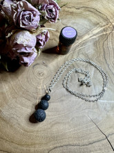 Aromaterapia riipus laavakivillä + Eteerinen öljy näytepullo	