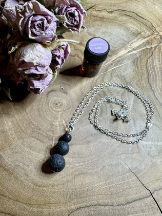 Aromaterapia riipus laavakivillä + Eteerinen öljy näytepullo	