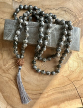 Mala Labradoriitti, silkkisessä säilytyspussissa	