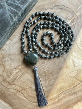 Mala Labradoriitti, silkkisessä säilytyspussissa