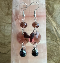 Korvakoru burgundin värinen kristalli	