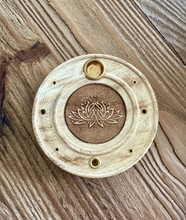 Suitsuketeline puinen, lootuksella	