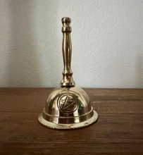 Noita-alttarikello pentagram symbolilla	Mitat: 4cm x 7cm