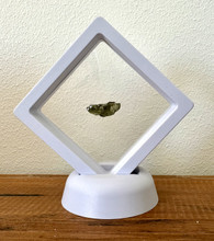 Moldaviitti telineessä	