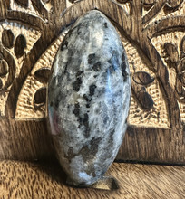 Larvikiitti shiva lingam
