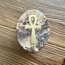 Vuolukivi rasia, jossa messinkinen ankh -symboli	