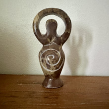 Vuolukivi Spiral Goddess patsas	
