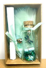 Muutoksen Sudenkorento lasipullossa	