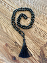 Mala Musta Akaatti, silkkisessä säilytyspussissa	